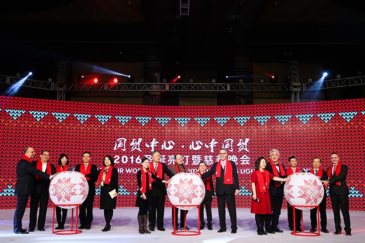 晚会上bb电子官网登录中心领导与在场嘉宾共同点亮节日灯光。