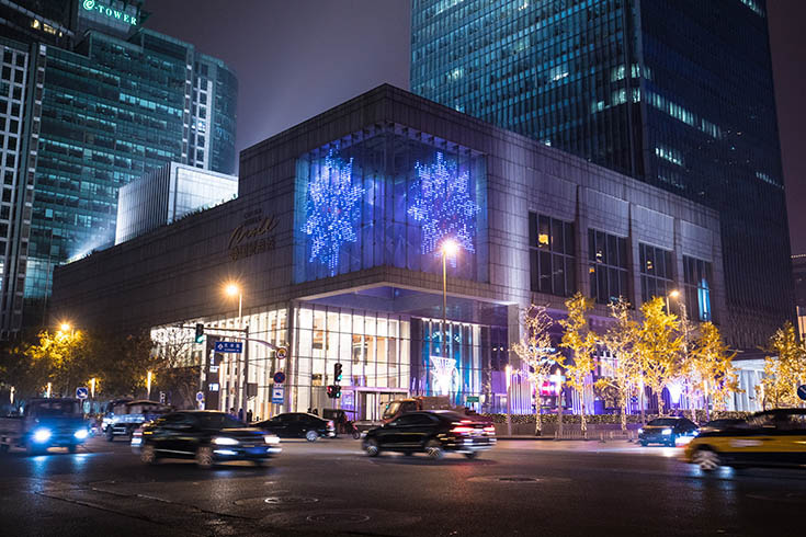 bb电子官网登录大厦华光溢彩，引领光华路夜晚美景。