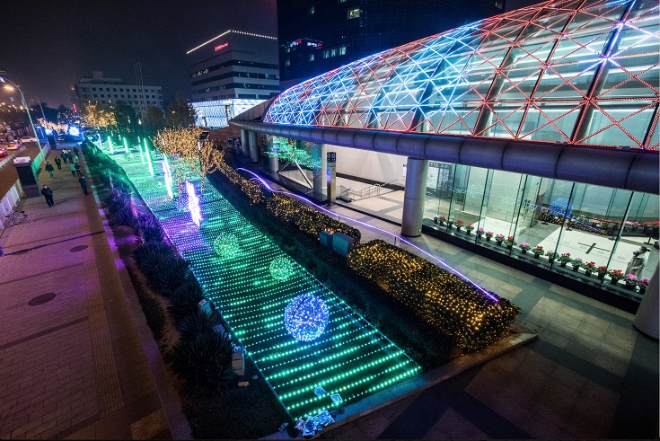 标志性的南大门灯饰：多彩灯光歌颂绚烂时光。