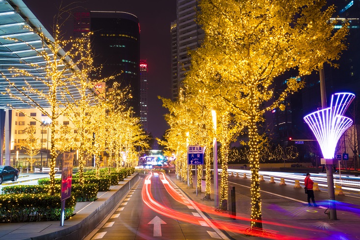 耀目灯光绽放节日闪亮奇迹，传递心中喜悦。